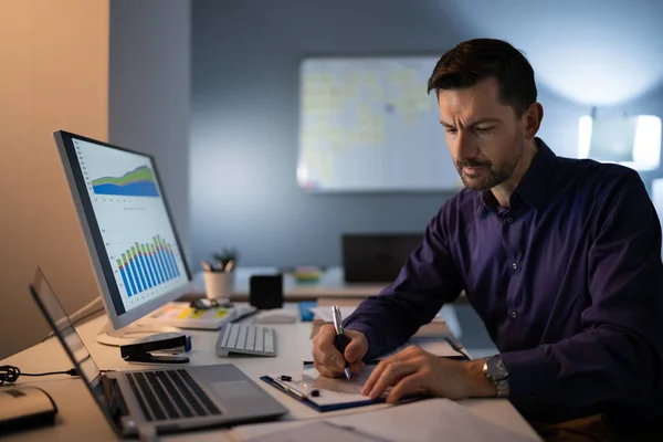 Hombre Negocios Adulto Que Trabaja Hasta Tarde Escritorio Oficina —  Fotos de Stock