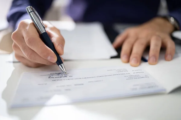 Primer Plano Escritura Humana Mano Cheque — Foto de Stock