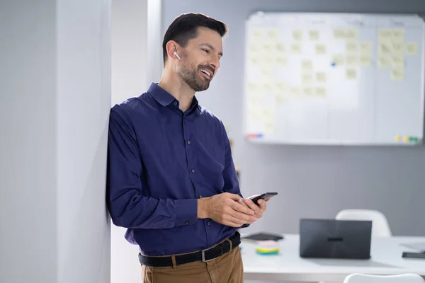 Foto Van Zakenman Met Behulp Van Smartphone Office — Stockfoto