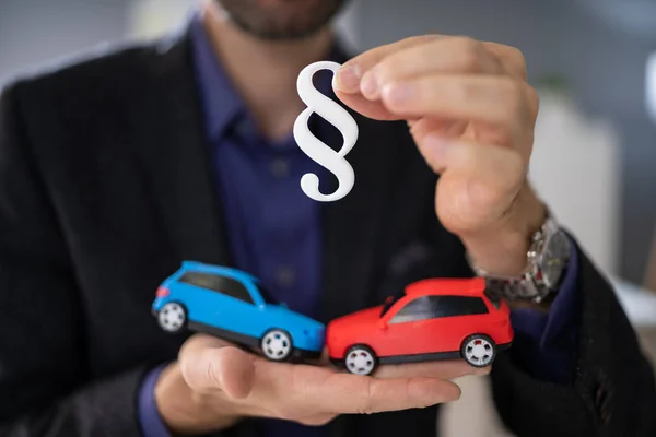 Abogado Sosteniendo Dos Coches Pequeños Mano Signo Párrafo — Foto de Stock