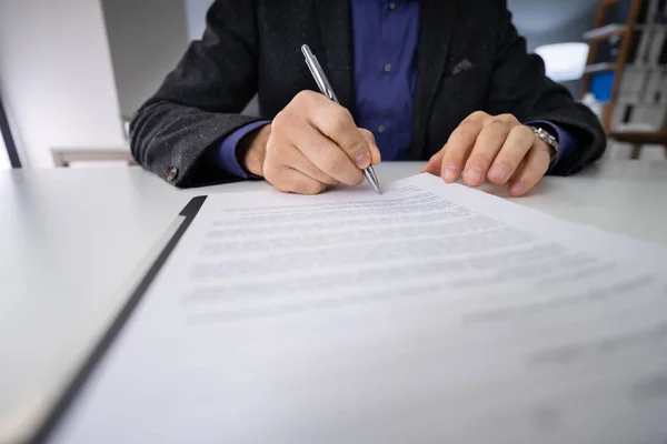 Close Photo Businessperson Signing Contract — Stock Photo, Image