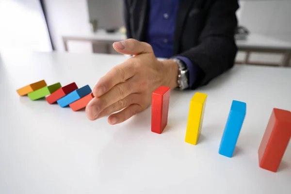 Närbild Kvinnlig Hand Stoppa Domino Från Att Falla Vitt Skrivbord — Stockfoto