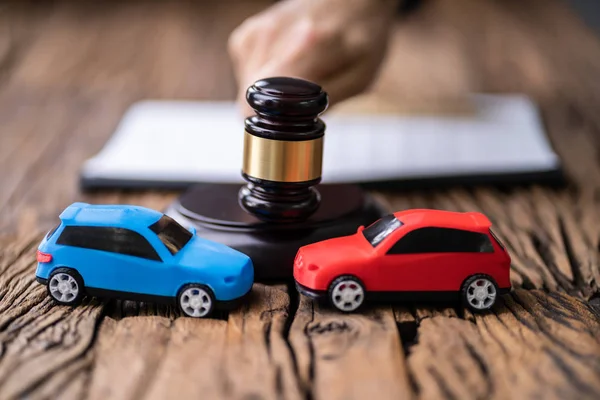 Two Cars Front Gavel Mallet Judge Striking Mallet — Stock Photo, Image