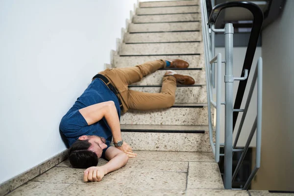 Человек Сознания Лежит Лестнице После Падения Падения Несчастного Случая — стоковое фото