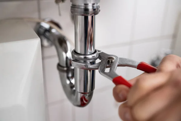 Foto Van Loodgieter Vaststelling Van Een Wastafel Badkamer — Stockfoto