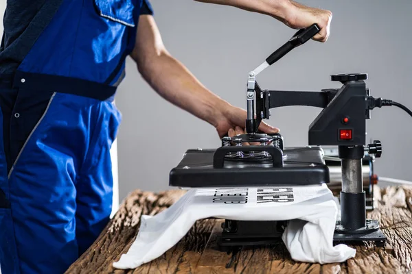 Man Printing Shirt Workshop — Stock Photo, Image