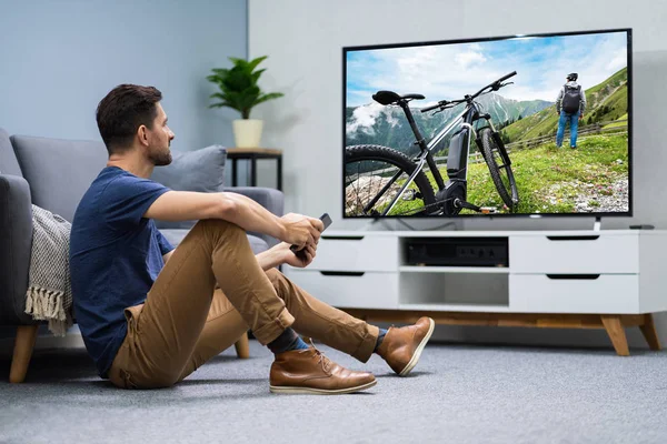 Canal Televisão Man Streaming Através Conexão Sem Fio Tablet Digital — Fotografia de Stock