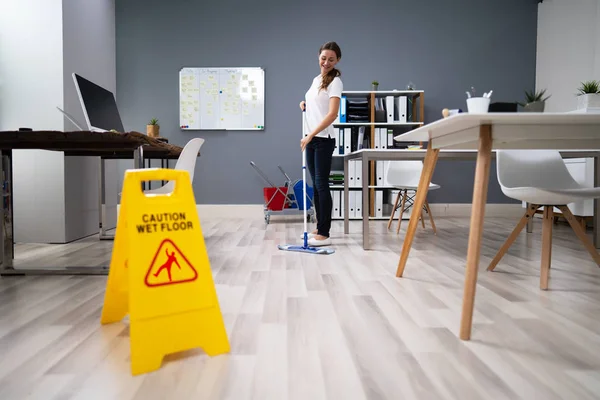 Full Längd Kvinnliga Vaktmästare Mopping Golv Office — Stockfoto