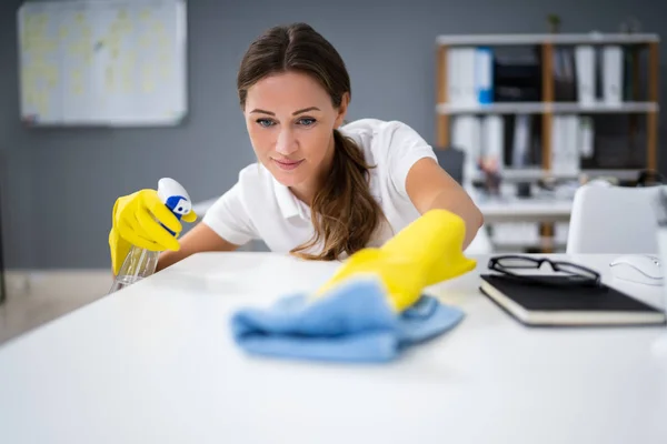 Junge Arbeiterin Putzt Schreibtisch Mit Lappen Büro — Stockfoto