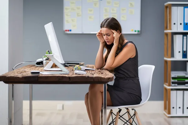 Jeune Femme Affaires Africaine Souffrant Maux Tête Bureau — Photo