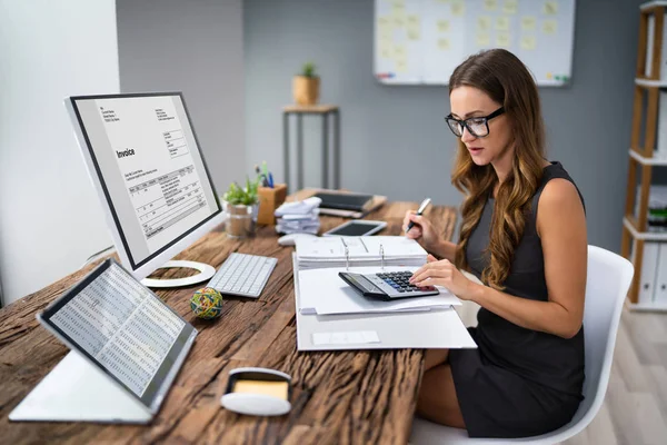 Närbild Affärsmäns Hand Beräkna Faktura Arbetsplatsen — Stockfoto