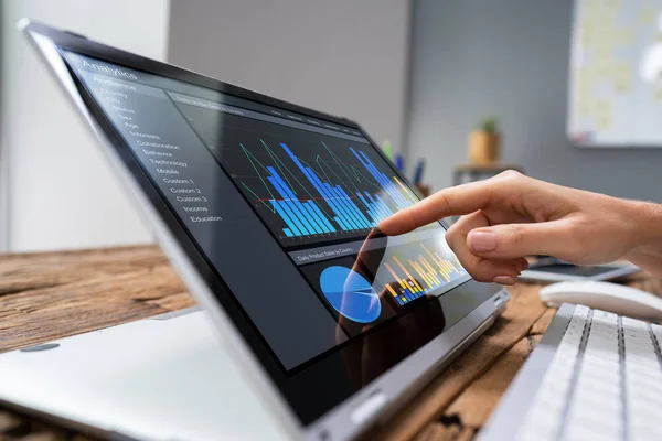 Close Businesswoman Hand Analyzing Graph Laptop Workplace — Stock Photo, Image
