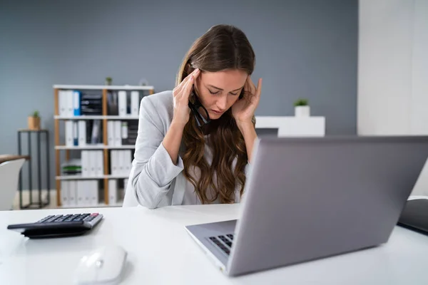 机の上でノートパソコンで働く悲しい若い女性 — ストック写真