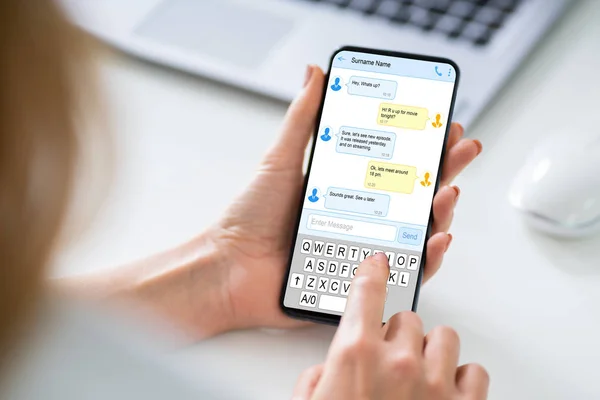 Närbild Persons Hand Skicka Textmeddelande Från Smartphone — Stockfoto