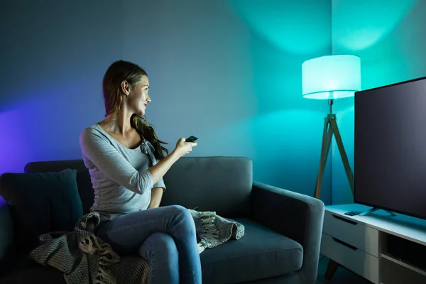 Feliz Sonriente Mujer Que Controla Lámpara Eléctrica Con Teléfono Móvil — Foto de Stock