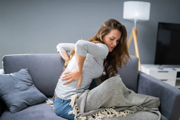 Mujer Madura Teniendo Dolor Espalda Mientras Está Sentado Sofá —  Fotos de Stock