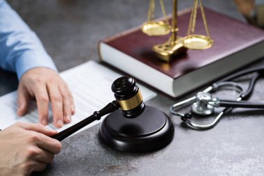 Tokmak mahkeme salonunda stetoskop ile isabet yargıç