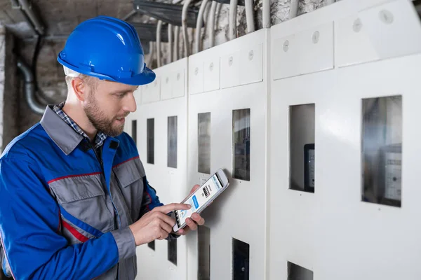 Mannelijke Technicus Meter Lezing Doen Met Behulp Van Tablet — Stockfoto