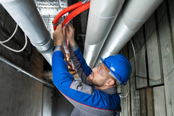 Trabajador Masculino Que Usa Casco Duro Comprobación Cables — Foto de Stock