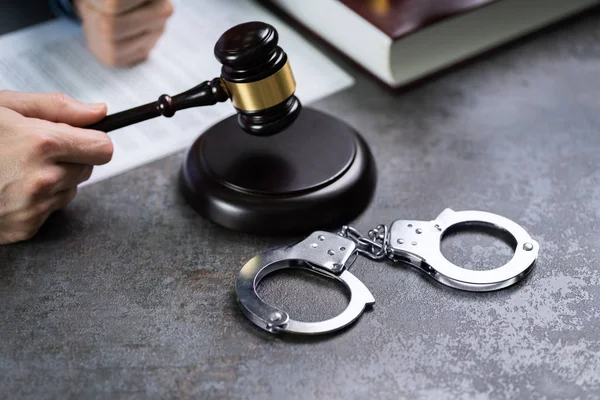 Close Judge Hand Striking Gavel Handcuffs Desk Courtroom — Stock Photo, Image