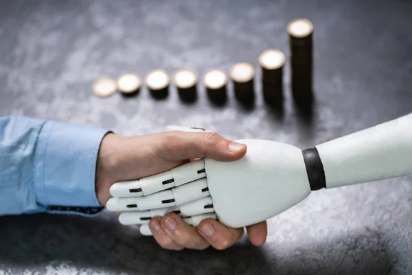 Zwiększenie Stos Monet Przodu Człowieka Drżenie Dłoni Robotem — Zdjęcie stockowe