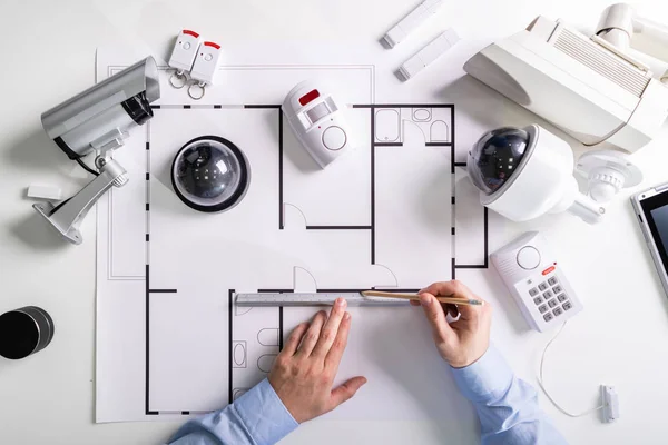 Bir Mimarın Elinin Masasında Güvenlik Ekipmanı Olan Planının Yakın Plan — Stok fotoğraf