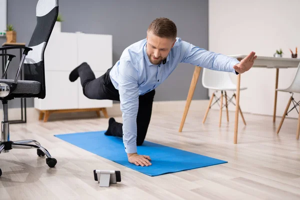 Affärsman Göra Stretching Workout Använda Smartphone App Office — Stockfoto