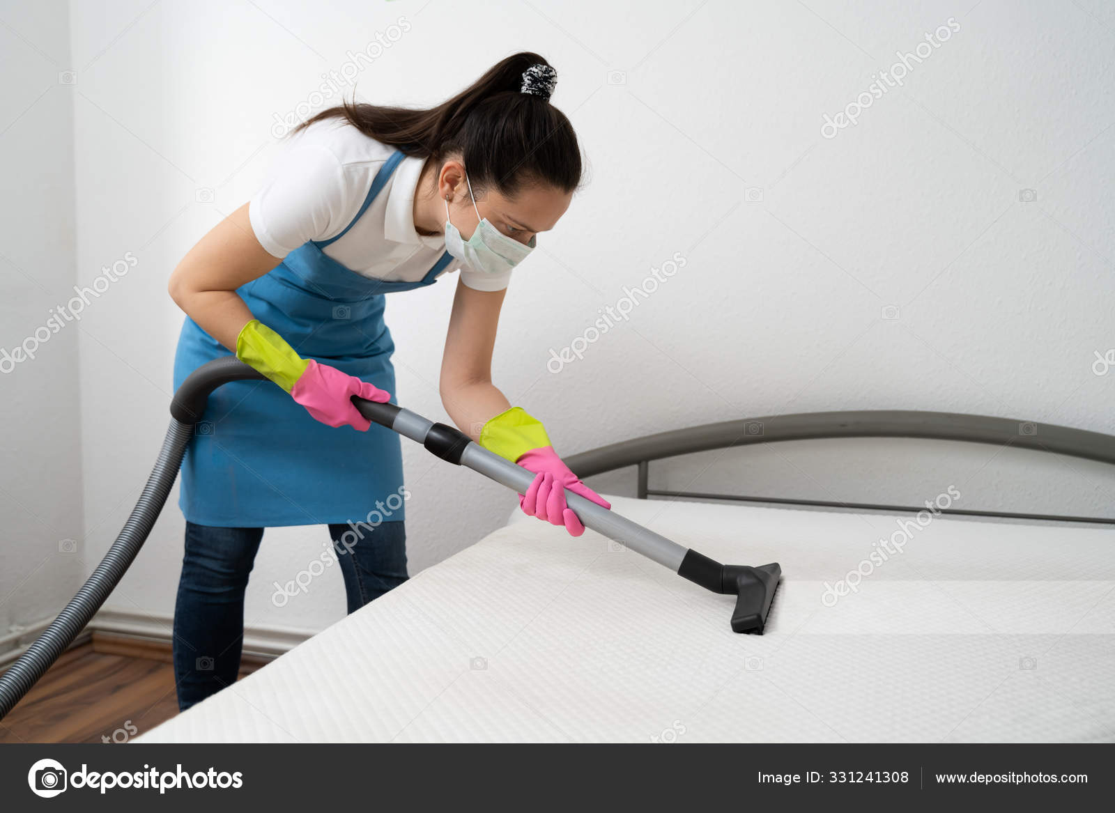 Servicio Profesional Limpieza Colchones Por Limpiadora Femenina Usando  Aspiradora: fotografía de stock © AndreyPopov #331241308