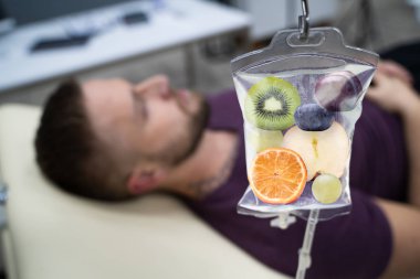 Hastanedeki adam Saline Bag 'in İçinde Meyve Dilimleri İnfüzyonu yaptırıyor. 