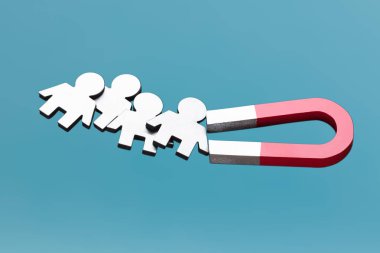 Mıknatıs manzarası beyaz kesim insan figürlerini mavi arkaplanda cezbediyor