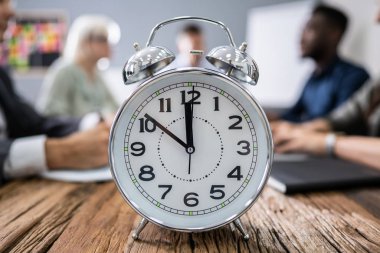 Ofiste Çalışan İş Adamlarının Önündeki Alarm Saatinin Kapanışı