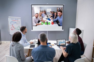 Video konferans Boardroom içinde olan iş adamları grubu