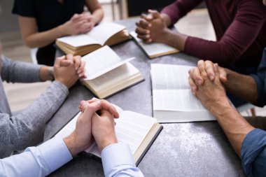 İnsanların ahşap arka plan üzerinde kutsal kitap okuma yükseltilmiş görünümü