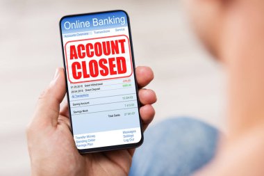 Çevrimiçi Bankacılık Uygulaması ve Ekranda Kapatılan İletisi Olan Kişinin Elde Tutulan Cep Telefonu