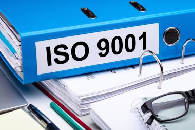 Iso 9001 Dizin ve Diğer Ofis Malzemeleri ile Bir Ofis Masasının Kapanışı
