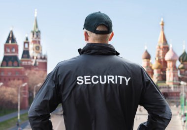 Moskova 'daki Kızıl Meydan' da Moskova Kremlin 'e bakan güvenlik görevlisi