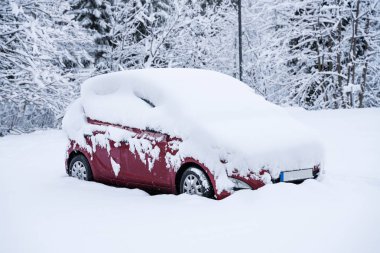 Otoparka kar yağdıktan sonra araba karla kaplandı.