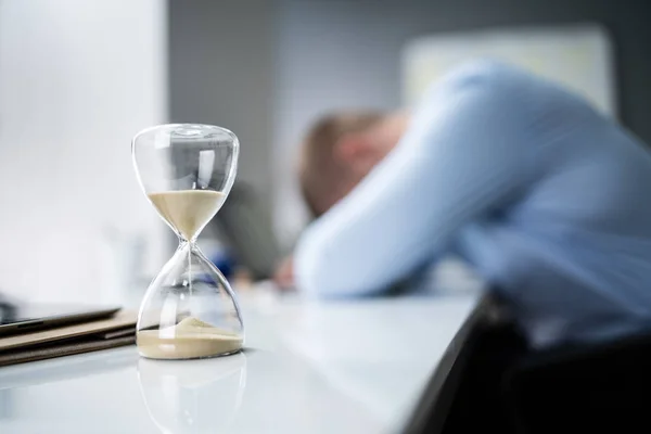 Εξαντλημένος Άνθρωπος Που Εργάζεται Στο Γραφείο Υπό Πίεση Χρόνου — Φωτογραφία Αρχείου