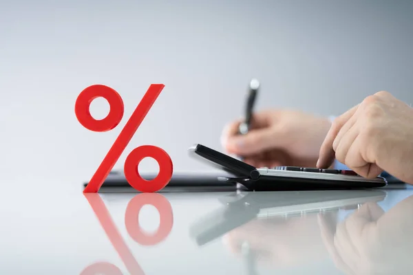 Close Símbolo Percentual Vermelho Frente Empresário Calculando Fatura — Fotografia de Stock