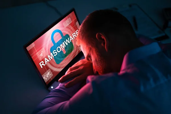 Orolig Affärsman Tittar Laptop Med Ransomware Word Skärmen Arbetsplatsen — Stockfoto