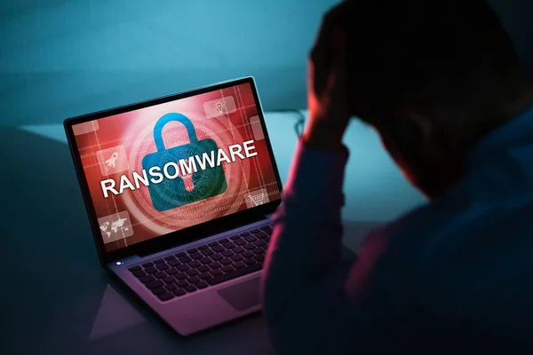 Orolig Affärsman Tittar Laptop Med Ransomware Word Skärmen Arbetsplatsen — Stockfoto