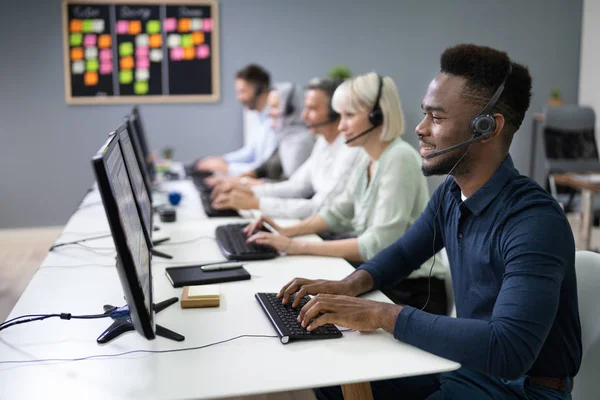 Positieve Mannelijke Customer Services Agent Met Headset Werken Een Call — Stockfoto