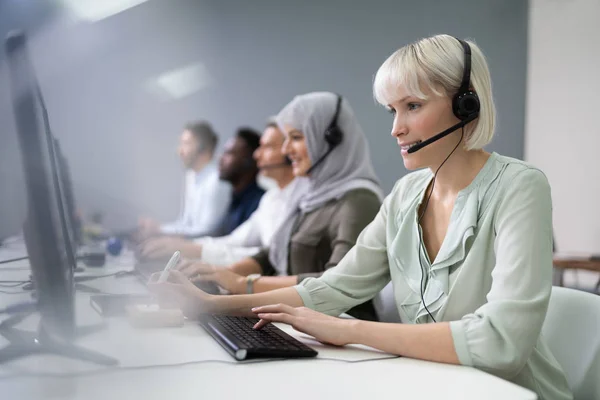 Positieve Vrouwelijke Klant Diensten Agent Met Headset Werkt Een Call — Stockfoto