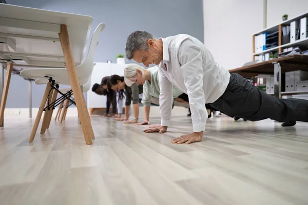 Grupo Personas Que Hacen Ejercicios Flexiones Lugar Trabajo — Foto de Stock