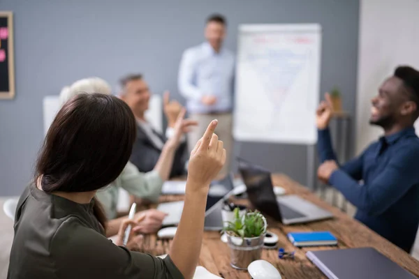 Gruppo Uomini Affari Successo Alla Conferenza Facendo Domande — Foto Stock