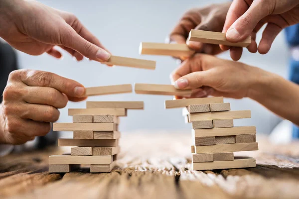 Primer Plano Mano Humana Colocación Bloques Madera Sobre Escritorio — Foto de Stock