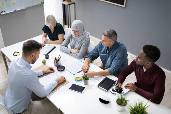 Junger Mann Sitzt Bei Vorstellungsgespräch Büro — Stockfoto