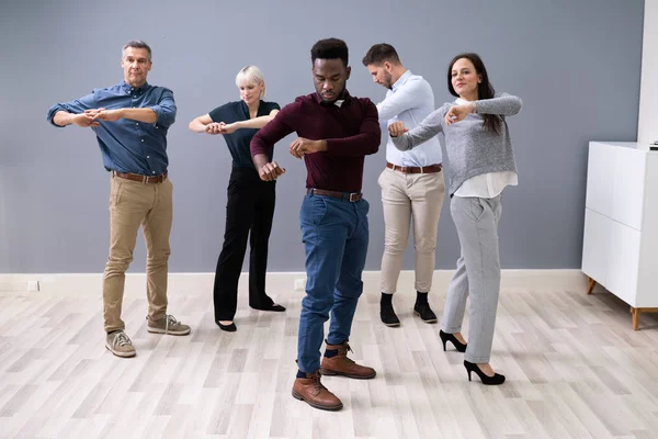 Bir Grup Mutlu Genç Adamı Ofiste Esneme Egzersizi Yapıyor — Stok fotoğraf