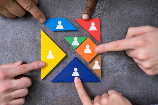 Biznesmen Hands Building Tangram Square Block Postaciami Ludzkimi — Zdjęcie stockowe