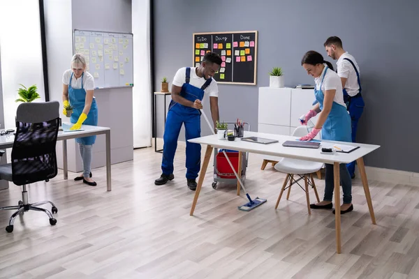 Grupo Janitors Uniforme Limpeza Escritório Com Equipamento Limpeza — Fotografia de Stock